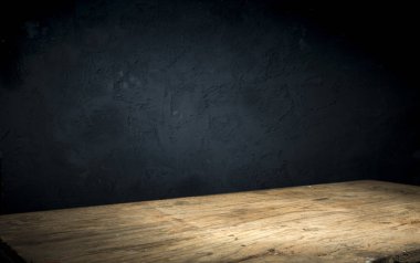 Arka planda duman olan eski ahşap masa..