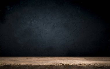 Arka planda duman olan eski ahşap masa..