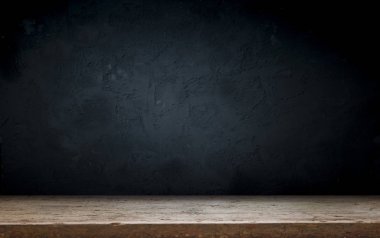 Arka planda duman olan eski ahşap masa..