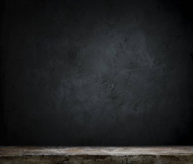 Arka planda duman olan eski ahşap masa..