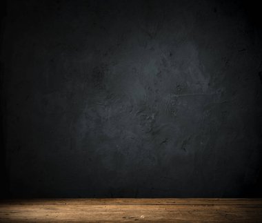 Arka planda duman olan eski ahşap masa..