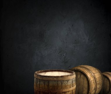 Arka planda duman olan eski ahşap masa..