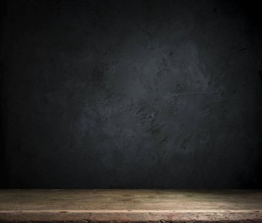 Arka planda duman olan eski ahşap masa..