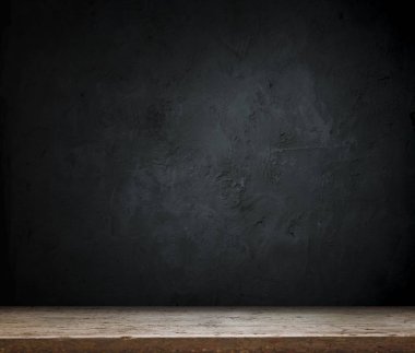 Arka planda duman olan eski ahşap masa..