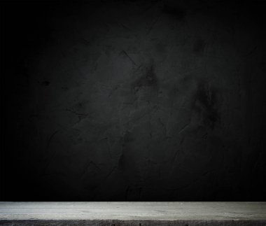 Arka planda duman olan eski ahşap masa..