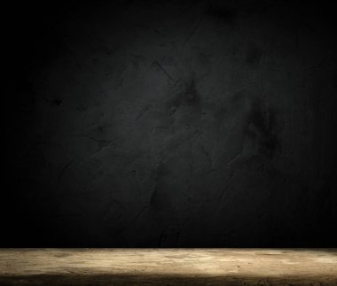 Arka planda duman olan eski ahşap masa..