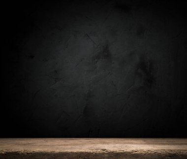 Arka planda duman olan eski ahşap masa..