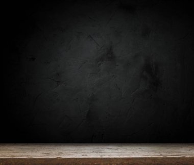 Arka planda duman olan eski ahşap masa..