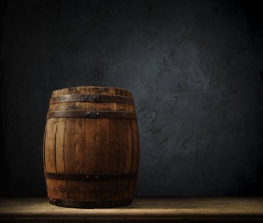 Tahta meşe varili beyaz arkaplanda izole edilmiş..