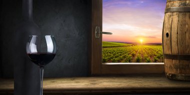 Kırmızı şarap. Şarap. Şişe ve bardak kırmızı şarap ile Olgun üzüm natürmort. Siyah arka plan üzerinde kırmızı şarap. Senin metin için yer ile geniş açı sanat tasarım.