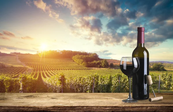 Rode Wijnfles Wijnglas Wodden Vat Mooie Toscaanse Achtergrond — Stockfoto