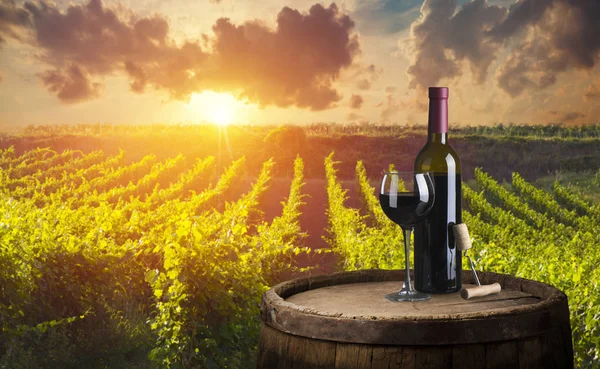 Botella Vino Tinto Copa Vino Barril Wodden Hermoso Fondo Toscana — Foto de Stock