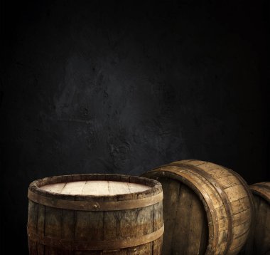 fıçının arka planı ve aşınmış eski ahşap masa