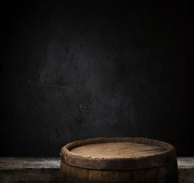 fıçının arka planı ve aşınmış eski ahşap masa.