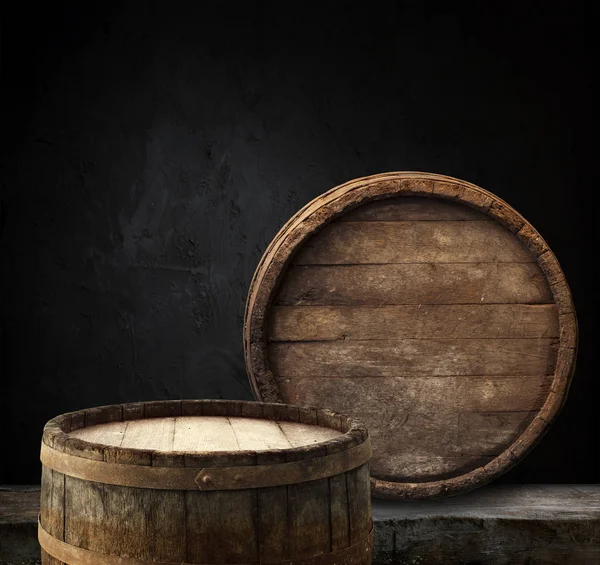 樽の背景と古い木のテーブルを身に着けて — ストック写真