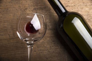 Kırmızı şarap kadehleri ve taş arka planda bir şişe. Kopyalama alanı olan üst görünüm