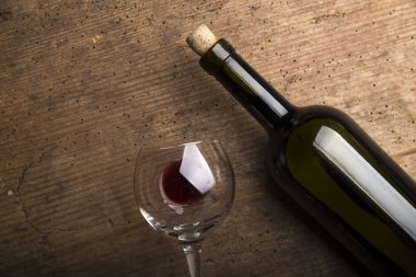 Kırmızı şarap kadehleri ve taş arka planda bir şişe. Kopyalama alanı olan üst görünüm