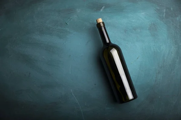 Красные бокалы вина и бутылка на каменном фоне. Вид сверху с пространством для копирования — стоковое фото