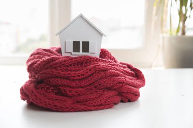 Kış - Isıtma sistemi kavramı ve bir ev örgü şapkası modeli ile soğuk karlı havalarda evde