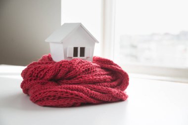 Kış - Isıtma sistemi kavramı ve bir ev örgü şapkası modeli ile soğuk karlı havalarda evde