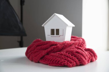 Kış - Isıtma sistemi kavramı ve bir ev örgü şapkası modeli ile soğuk karlı havalarda evde