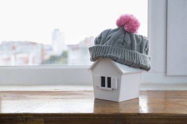 Kış - Isıtma sistemi kavramı ve bir ev örgü şapkası modeli ile soğuk karlı havalarda evde