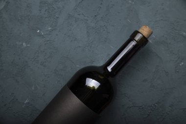 Mükemmel kırmızı şarap şişeleri, bardağı, varil ve tirbuşon bir rustik ahşap tablo: geleneksel şarap yapımı ve şarap tadımı kavramı