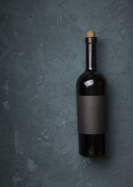 Mükemmel kırmızı şarap şişeleri, bardağı, varil ve tirbuşon bir rustik ahşap tablo: geleneksel şarap yapımı ve şarap tadımı kavramı