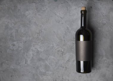 Mükemmel kırmızı şarap şişeleri, bardağı, varil ve tirbuşon bir rustik ahşap tablo: geleneksel şarap yapımı ve şarap tadımı kavramı