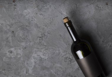 Mükemmel kırmızı şarap şişeleri, bardağı, varil ve tirbuşon bir rustik ahşap tablo: geleneksel şarap yapımı ve şarap tadımı kavramı