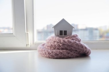 Kış - Isıtma sistemi kavramı ve bir ev örgü şapkası modeli ile soğuk karlı havalarda evde