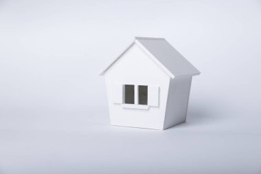 Kış - Isıtma sistemi kavramı ve bir ev örgü şapkası modeli ile soğuk karlı havalarda evde