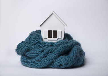 Kış - Isıtma sistemi kavramı ve bir ev örgü şapkası modeli ile soğuk karlı havalarda evde