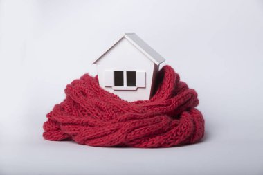 Kış - Isıtma sistemi kavramı ve bir ev örgü şapkası modeli ile soğuk karlı havalarda evde