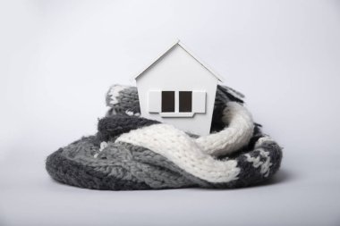 Kış - Isıtma sistemi kavramı ve bir ev örgü şapkası modeli ile soğuk karlı havalarda evde