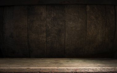 Eski ahşap masa üstü dumanlı karanlık arka planda.