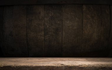 Eski ahşap masa üstü dumanlı karanlık arka planda.