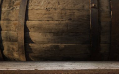 Eski ahşap masa üstü dumanlı karanlık arka planda.