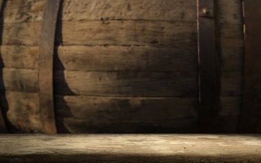 Eski ahşap masa üstü dumanlı karanlık arka planda.