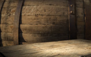 Eski ahşap masa üstü dumanlı karanlık arka planda.