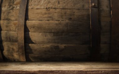 Eski ahşap masa üstü dumanlı karanlık arka planda.