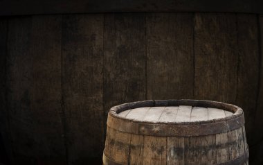 fıçının arka planı ve aşınmış eski ahşap masa.