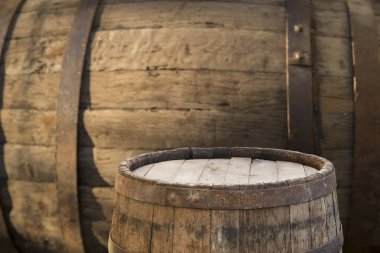 fıçının arka planı ve aşınmış eski ahşap masa.