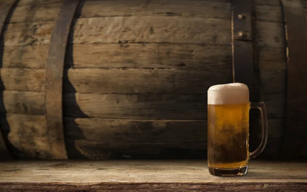 Barril Cerveja Com Copos Cerveja Mesa Sobre Fundo Madeira — Fotografia de Stock