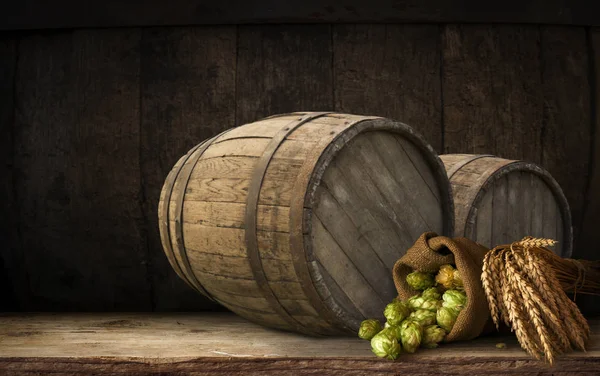 木製の背景にテーブルの上のビールのグラスとビール樽 — ストック写真