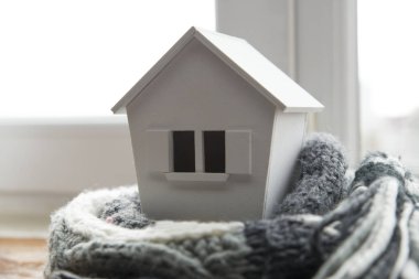 Kış - Isıtma sistemi kavramı ve bir ev örgü şapkası modeli ile soğuk karlı havalarda evde