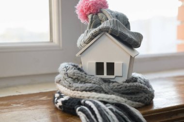 Kış - Isıtma sistemi kavramı ve bir ev örgü şapkası modeli ile soğuk karlı havalarda evde