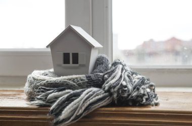 Kış - Isıtma sistemi kavramı ve bir ev örgü şapkası modeli ile soğuk karlı havalarda evde