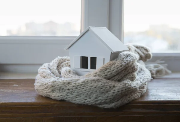 Dům Zimě Topný Systém Koncept Studené Zasněžené Počasí Modelem Domu — Stock fotografie