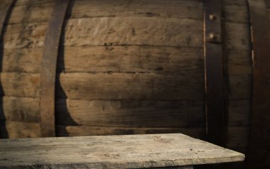 fıçının arka planı ve aşınmış eski ahşap masa